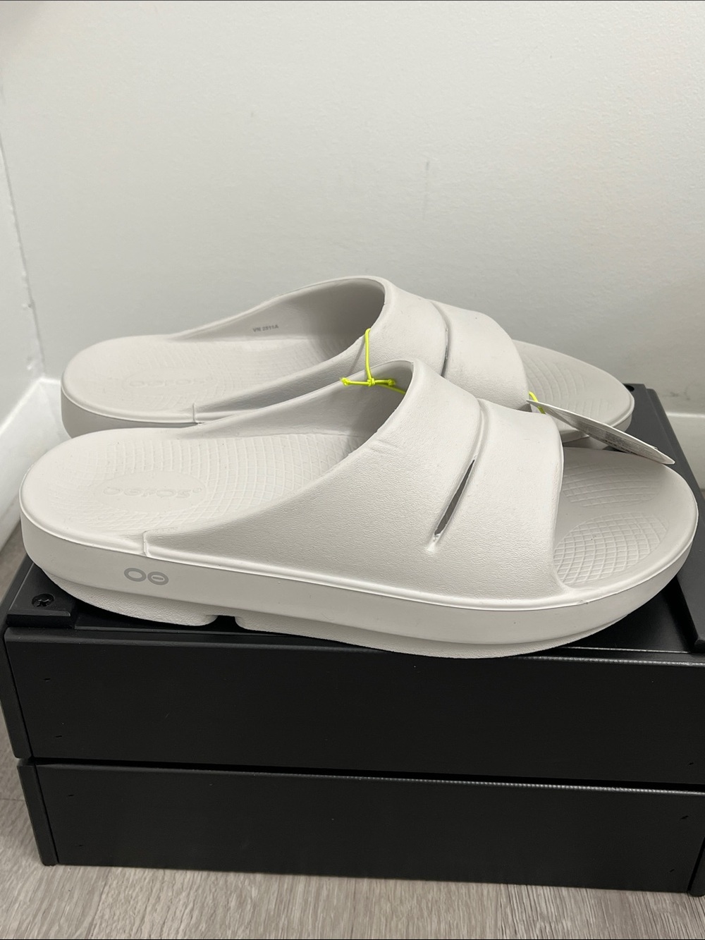 Oofos ooahh unisex moonstone slides women’s size 10 men’s size 8 new